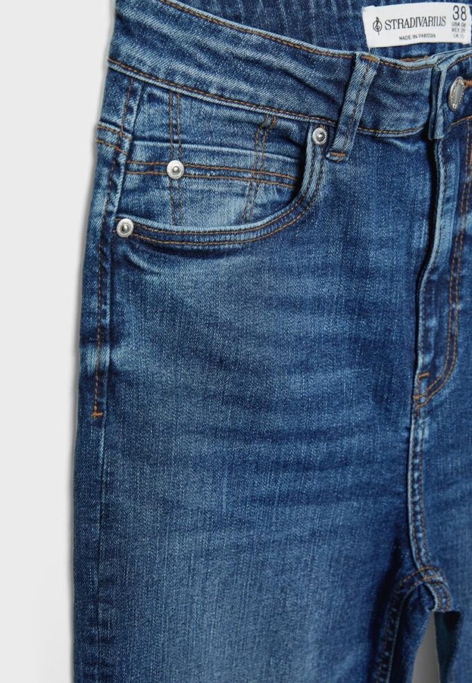 D78 Kurze Flared Jeans D78 Kurze Flared Jeans