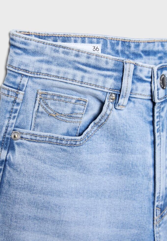 D78 Kurze Flared Jeans