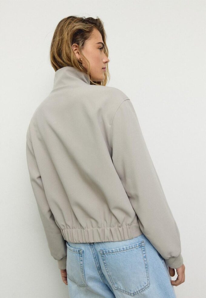 Daunenjacke mit hohem Kragen