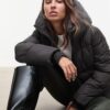 Einfache Daunenjacke mit Kapuze