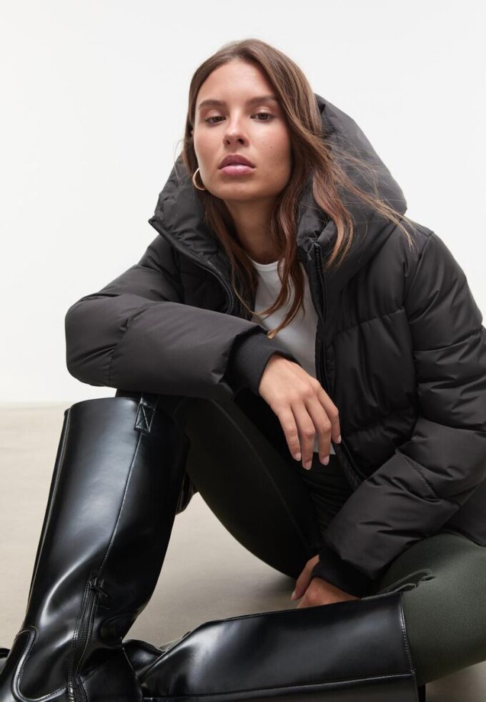 Einfache Daunenjacke mit Kapuze