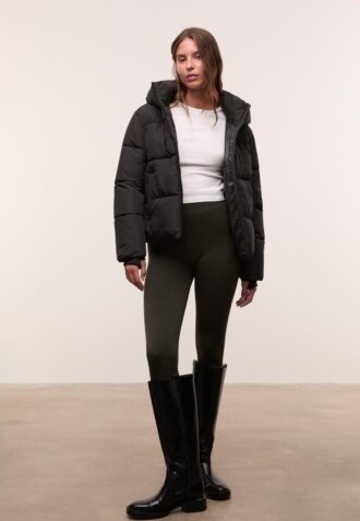 Einfache Daunenjacke mit Kapuze