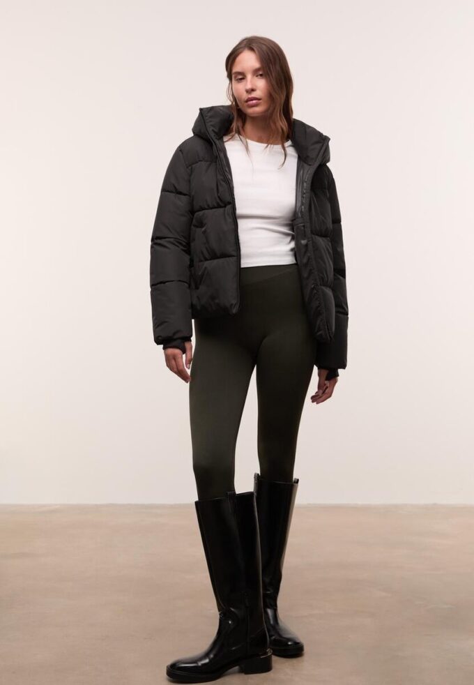 Einfache Daunenjacke mit Kapuze