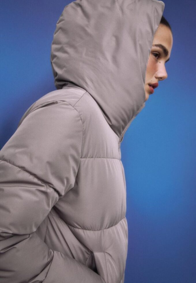 Einfache Daunenjacke mit Kapuze