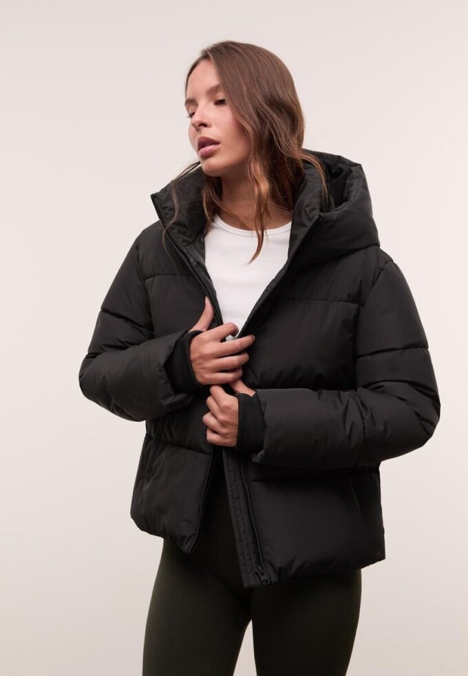 Einfache Daunenjacke mit Kapuze