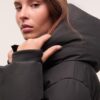 Einfache Daunenjacke mit Kapuze