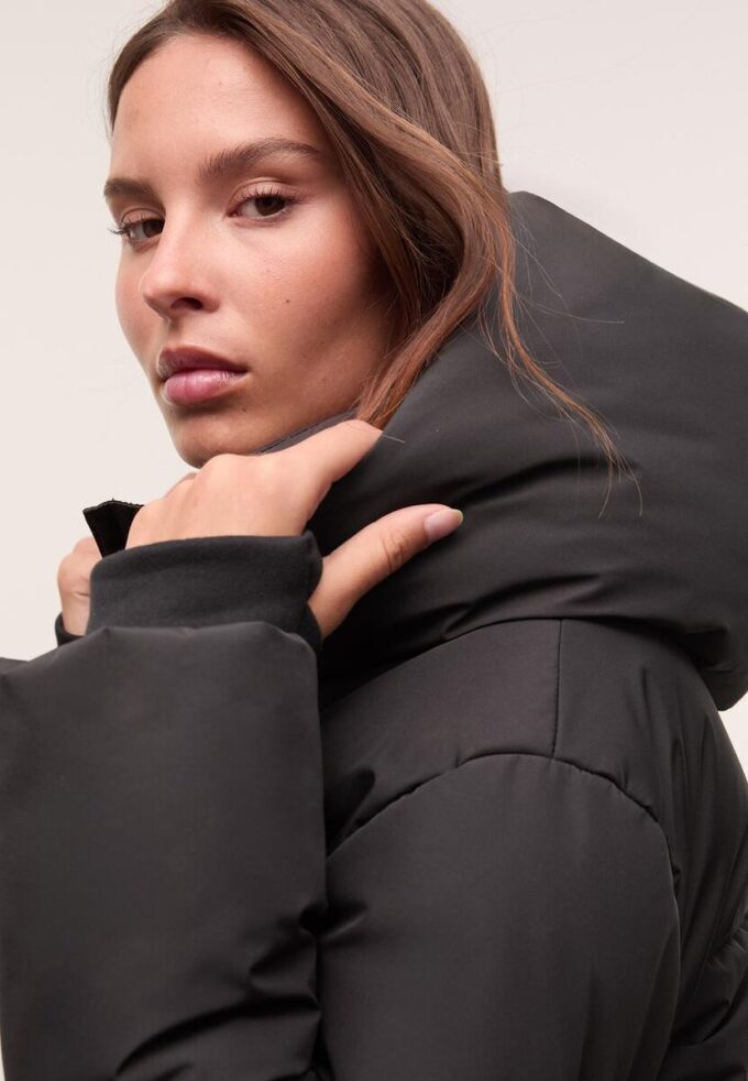 Einfache Daunenjacke mit Kapuze