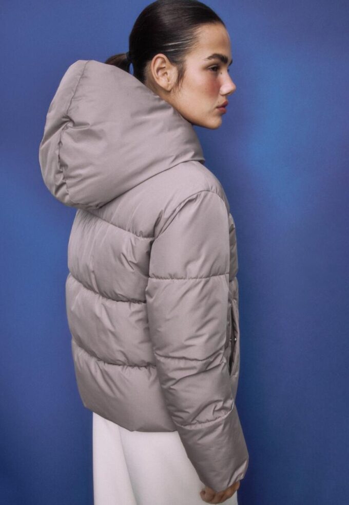 Einfache Daunenjacke mit Kapuze