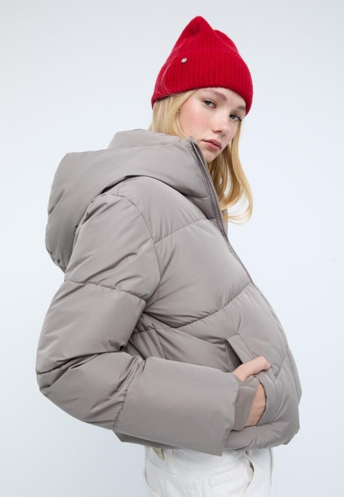 Einfache Daunenjacke mit Kapuze