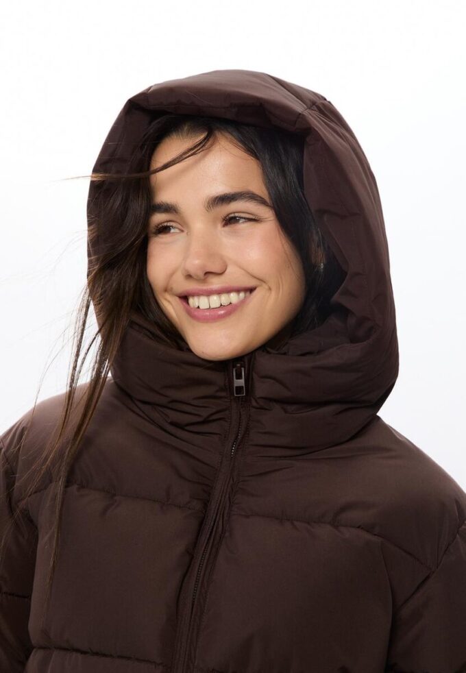 Einfache Daunenjacke mit Kapuze