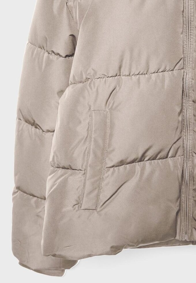 Einfache Daunenjacke mit Kapuze