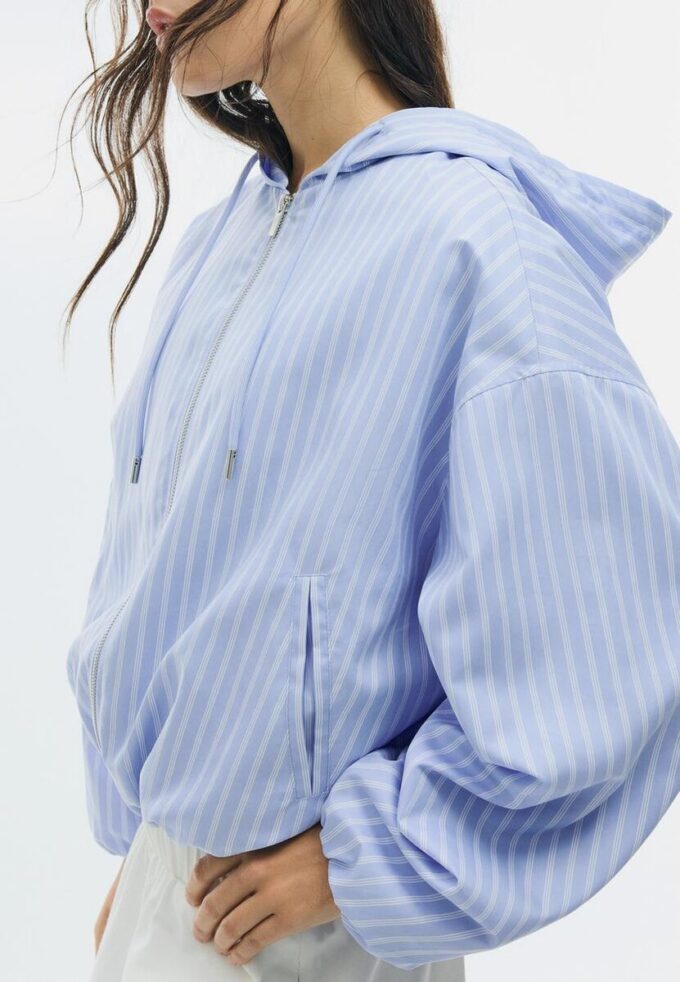 Einfache gestreifte Nylon-Kapuzenjacke Einfache gestreifte Nylon-Kapuzenjacke