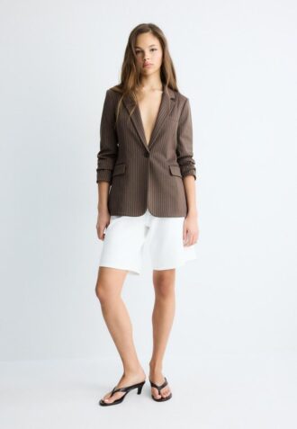 Einfacher gestreifter Blazer aus Basics
