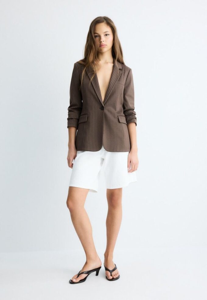 Einfacher gestreifter Blazer aus Basics Einfacher gestreifter Blazer aus Basics