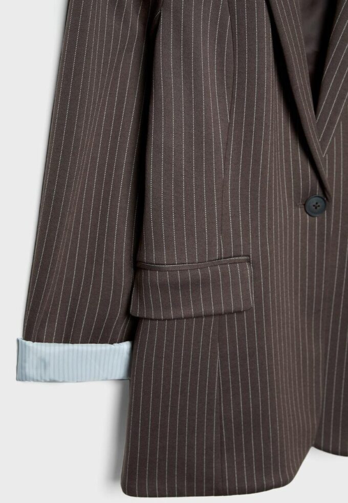 Einfacher gestreifter Blazer aus Basics Einfacher gestreifter Blazer aus Basics
