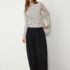Einfaches gestreiftes Langarm-T-Shirt aus der Basics-Kollektion Einfaches gestreiftes Langarm-T-Shirt aus der Basics-Kollektion