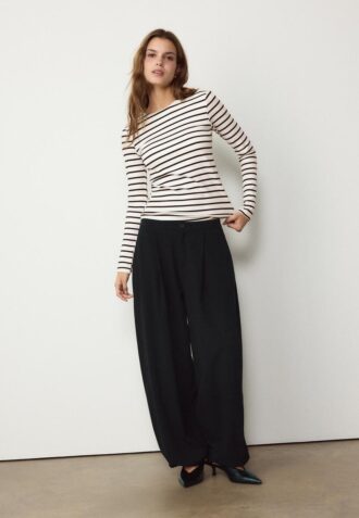 Einfaches gestreiftes Langarm-T-Shirt aus der Basics-Kollektion