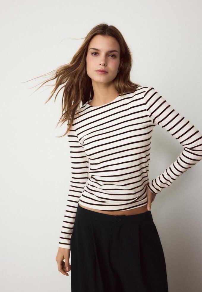 Einfaches gestreiftes Langarm-T-Shirt aus der Basics-Kollektion Einfaches gestreiftes Langarm-T-Shirt aus der Basics-Kollektion