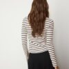 Einfaches gestreiftes Langarm-T-Shirt aus der Basics-Kollektion Einfaches gestreiftes Langarm-T-Shirt aus der Basics-Kollektion