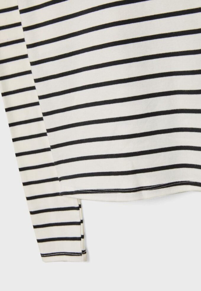 Einfaches gestreiftes Langarm-T-Shirt aus der Basics-Kollektion Einfaches gestreiftes Langarm-T-Shirt aus der Basics-Kollektion