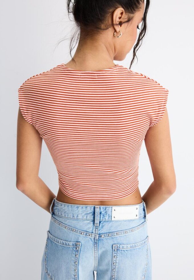 Einfaches gestreiftes T-Shirt mit Minärmel