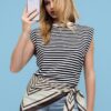 Einfaches gestreiftes T-Shirt mit Schulterpolstern Einfaches gestreiftes T-Shirt mit Schulterpolstern