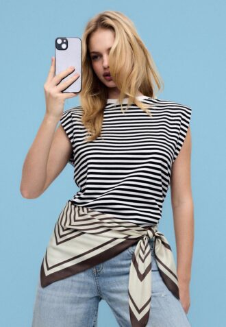 Einfaches gestreiftes T-Shirt mit Schulterpolstern