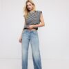 Einfaches gestreiftes T-Shirt mit Schulterpolstern Einfaches gestreiftes T-Shirt mit Schulterpolstern