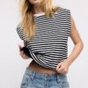 Einfaches gestreiftes T-Shirt mit Schulterpolstern Einfaches gestreiftes T-Shirt mit Schulterpolstern