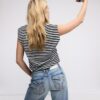 Einfaches gestreiftes T-Shirt mit Schulterpolstern Einfaches gestreiftes T-Shirt mit Schulterpolstern