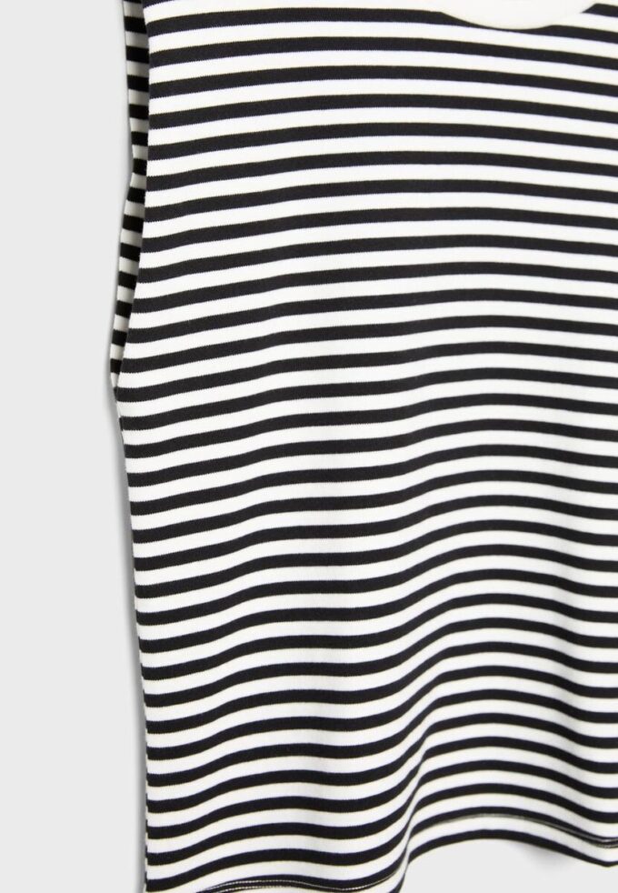 Einfaches gestreiftes T-Shirt mit Schulterpolstern Einfaches gestreiftes T-Shirt mit Schulterpolstern