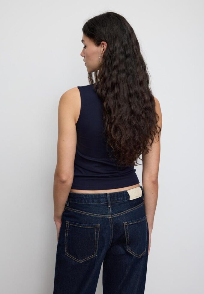 Einfaches ärmelloses T-Shirt aus der Basics-Kollektion