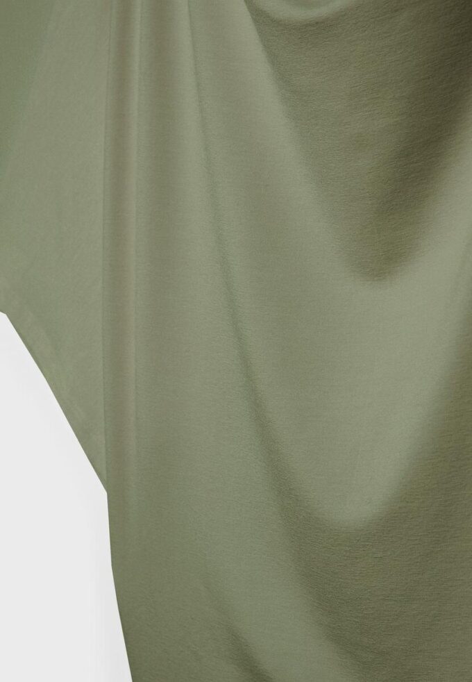 Einfaches T-Shirt mit Fledermausärmeln Einfaches T-Shirt mit Fledermausärmeln