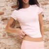 Einfaches T-Shirt mit Rundhalsausschnitt und kurzen Ärmeln Einfaches T-Shirt mit Rundhalsausschnitt und kurzen Ärmeln