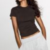 Einfaches T-Shirt mit Rundhalsausschnitt und kurzen Ärmeln Einfaches T-Shirt mit Rundhalsausschnitt und kurzen Ärmeln