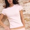 Einfaches T-Shirt mit Rundhalsausschnitt und kurzen Ärmeln Einfaches T-Shirt mit Rundhalsausschnitt und kurzen Ärmeln