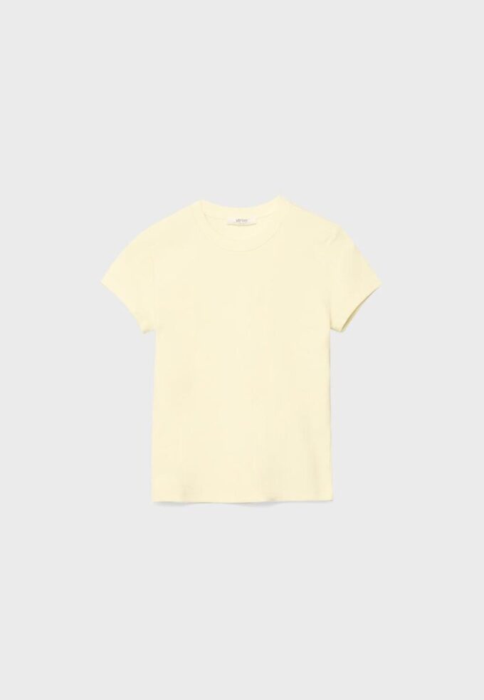 Einfaches T-Shirt mit Rundhalsausschnitt und kurzen Ärmeln Einfaches T-Shirt mit Rundhalsausschnitt und kurzen Ärmeln