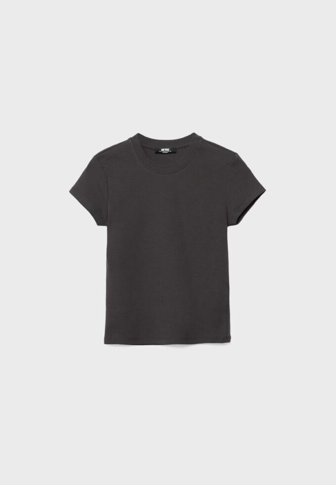Einfaches T-Shirt mit Rundhalsausschnitt und kurzen Ärmeln Einfaches T-Shirt mit Rundhalsausschnitt und kurzen Ärmeln