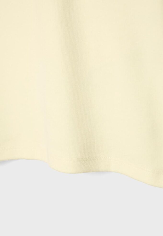 Einfaches T-Shirt mit Rundhalsausschnitt und kurzen Ärmeln Einfaches T-Shirt mit Rundhalsausschnitt und kurzen Ärmeln