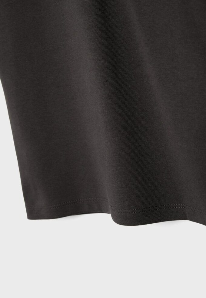 Einfaches T-Shirt mit Rundhalsausschnitt und kurzen Ärmeln Einfaches T-Shirt mit Rundhalsausschnitt und kurzen Ärmeln