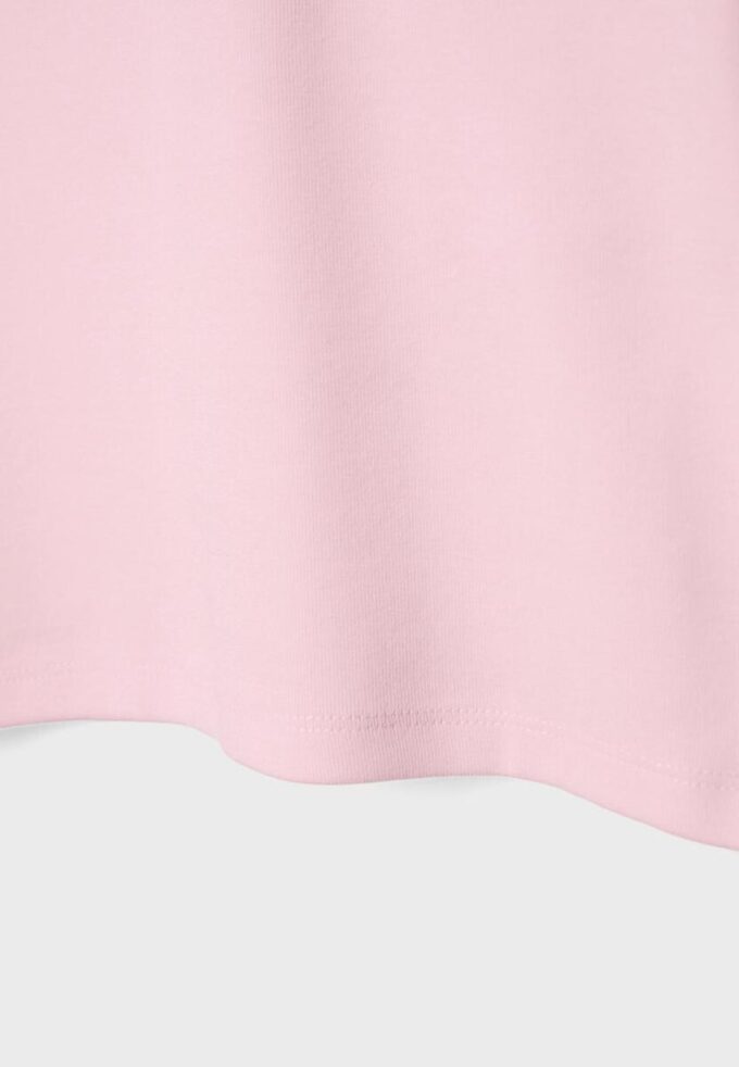 Einfaches T-Shirt mit Rundhalsausschnitt und kurzen Ärmeln Einfaches T-Shirt mit Rundhalsausschnitt und kurzen Ärmeln