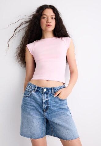 Einfaches T-Shirt mit U-Boot-Ausschnitt