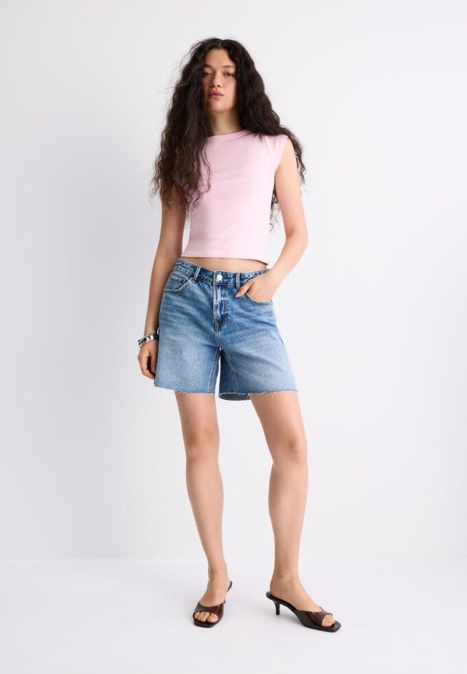 Einfaches T-Shirt mit U-Boot-Ausschnitt Einfaches T-Shirt mit U-Boot-Ausschnitt