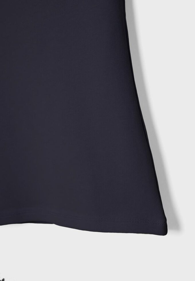 Einfaches T-Shirt mit U-Boot-Ausschnitt Einfaches T-Shirt mit U-Boot-Ausschnitt