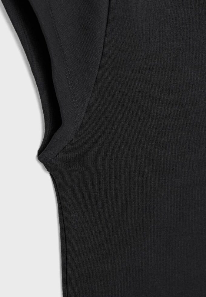 Einfaches T-Shirt mit U-Boot-Ausschnitt Einfaches T-Shirt mit U-Boot-Ausschnitt