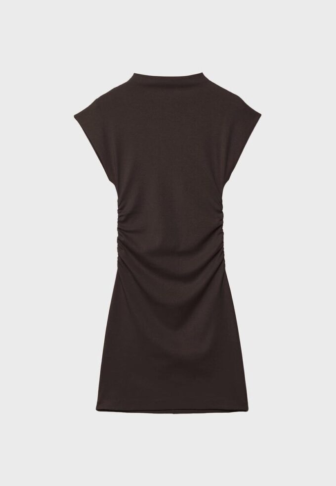 Figurbetontes kurzes Kleid mit Rüschen Figurbetontes kurzes Kleid mit Rüschen
