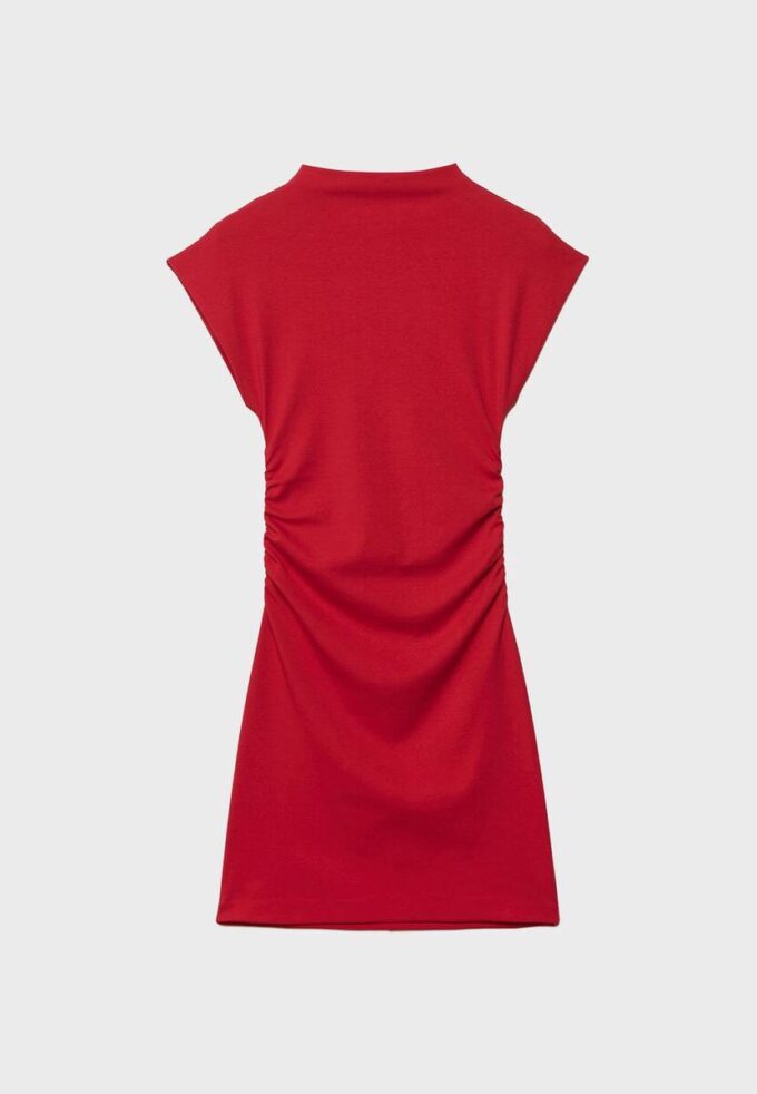 Figurbetontes kurzes Kleid mit Rüschen Figurbetontes kurzes Kleid mit Rüschen