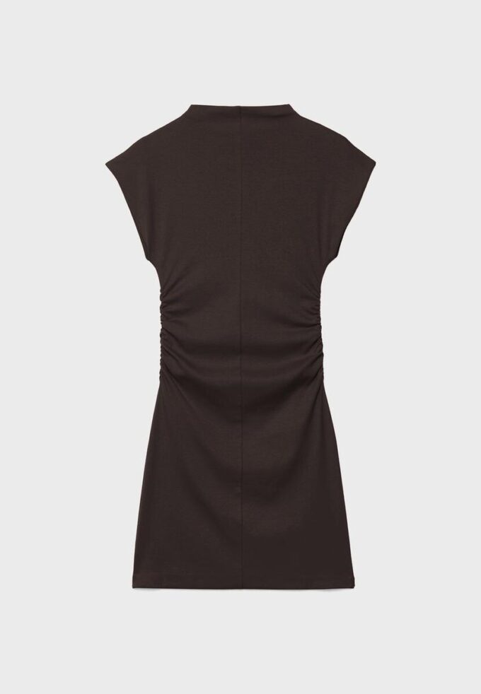 Figurbetontes kurzes Kleid mit Rüschen Figurbetontes kurzes Kleid mit Rüschen