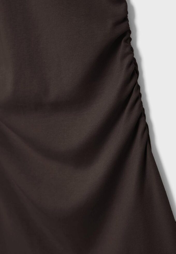 Figurbetontes kurzes Kleid mit Rüschen Figurbetontes kurzes Kleid mit Rüschen