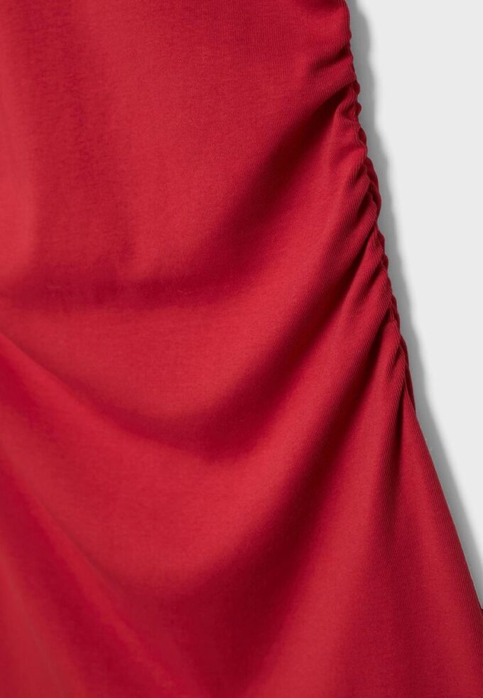 Figurbetontes kurzes Kleid mit Rüschen Figurbetontes kurzes Kleid mit Rüschen